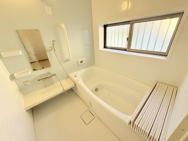 売中古戸建　駿河区西島の浴室|浴室は広々していて、窓もあるため自然換気も気持ちよく出来ます。