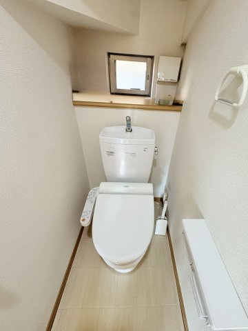 売中古戸建　駿河区西島のトイレ|1階の階段下のスペースにトイレがあります。清潔感がありきれいです。