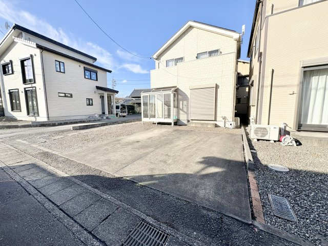 売中古戸建　駿河区西島の前面道路含む現地写真|接道も面も十分な広さがあるので、駐車もしやすい立地です。車通りも多くありません。