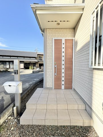 売中古戸建　駿河区西島の玄関|エントランスにはモニター付きインターホン。ポストもあります！
