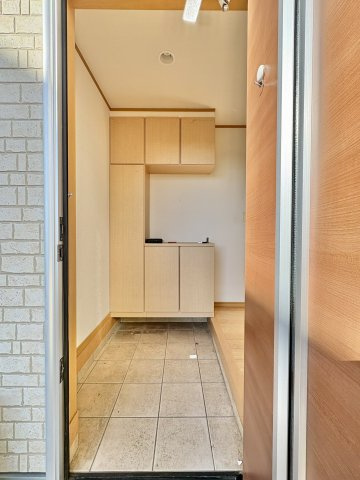 売中古戸建　駿河区西島の玄関|シンプルで明るい玄関。使い勝手のよい使用です。