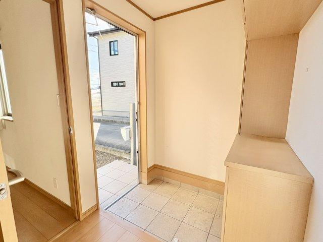 売中古戸建　駿河区西島の玄関|玄関先はシンプルで活用しやすい玄関。洗面所が近いので無駄のない導線です。