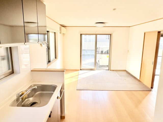 売中古戸建　駿河区西島の居間・リビング|キッチンは対面式ではないので部屋全体が遮るものがなく、広々としたリビングダイニングです。