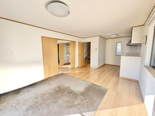 売中古戸建　駿河区西島の居間・リビング|広々としたリビング。南からの日差しもたっぷり入ります。