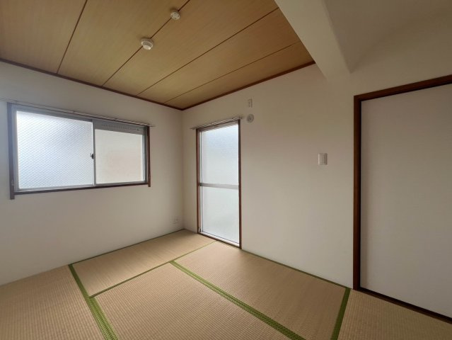 ロイヤルメゾン舞子坂の和室