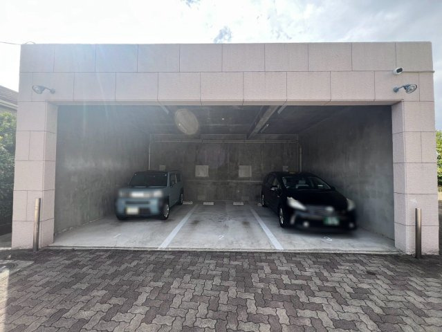 ロイヤルメゾン舞子坂の駐車場