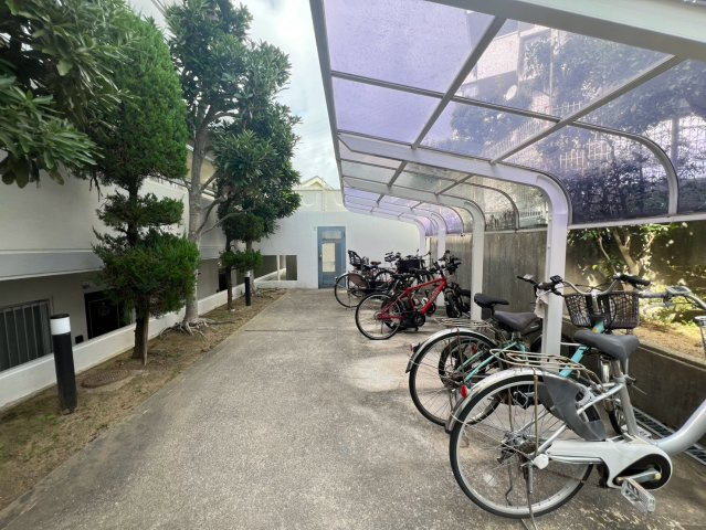 ロイヤルメゾン舞子坂の駐輪場