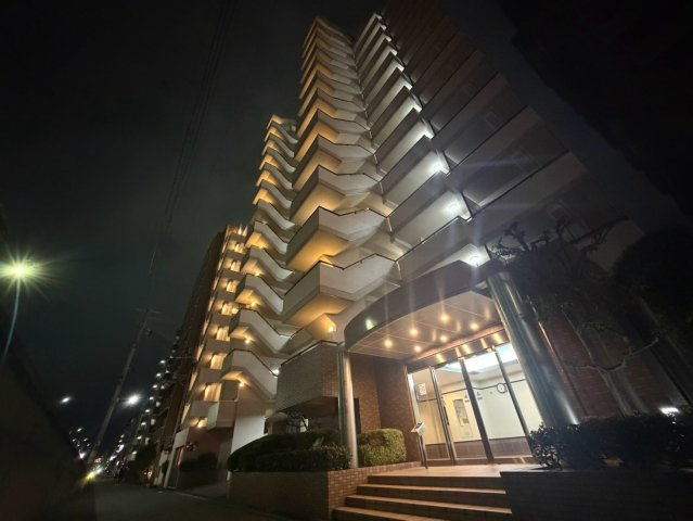 ディオ・フェルティ住吉・公園通の外観|夜間は共用部分の照明が建物を照らし、昼間とは異なる表情を見せます♪