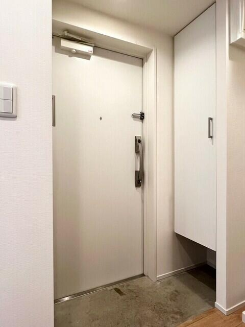 グランデュオ経堂Ⅶの玄関|明るい玄関です
