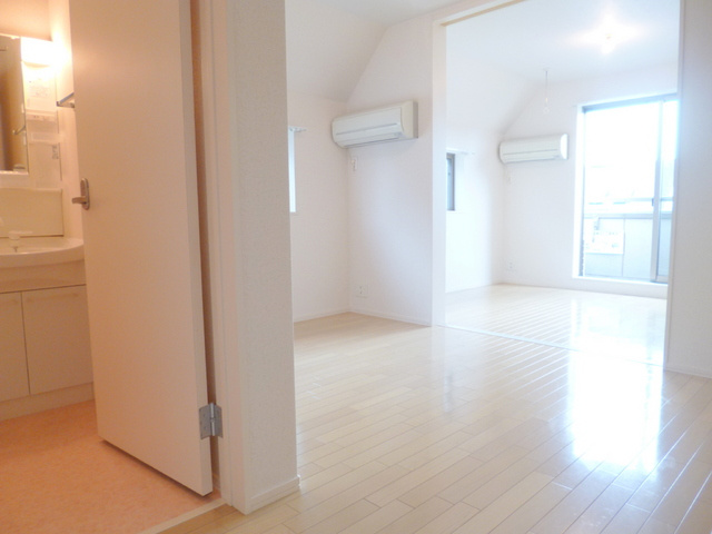 ブランパティオ上野毛Ａ棟の寝室|角部屋で明るい室内