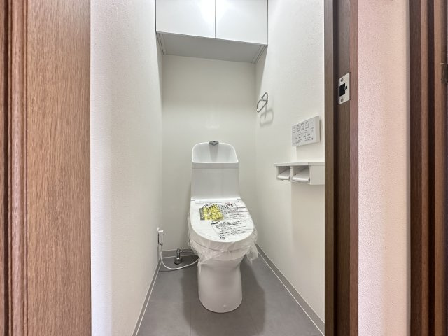 ラムセス横浜星川のトイレ|温水洗浄便座のトイレ設備です！トイレ上部にはあると便利な吊戸棚を設置！