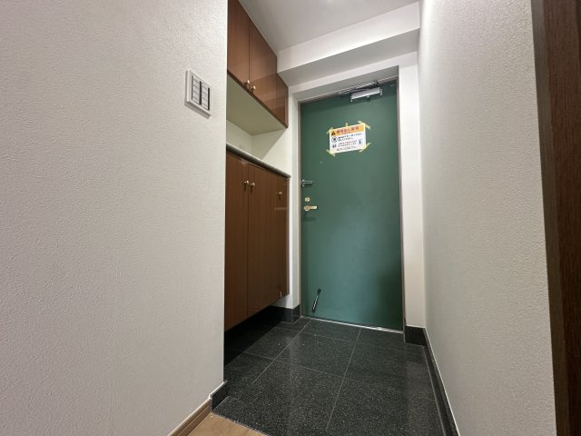 ラムセス横浜星川の玄関|玄関横のシューズボックスは鍵や写真が置けて利便性も◎