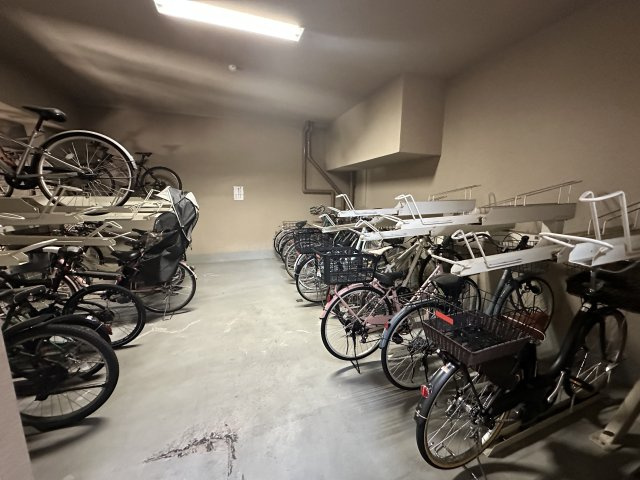 ラムセス横浜星川の駐輪場|雨や日差しから大切な自転車を守る室内駐輪場。愛車の劣化を防ぎ、雨の日でも快適に出し入れできます。