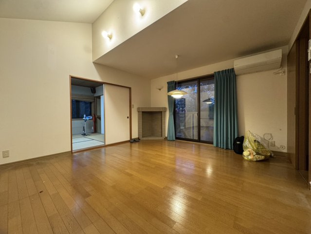 木漏れ日に包まれる白い別荘 ～吹き抜けと緑の庭で過ごす休日♪ 那須町高久乙の居間・リビング