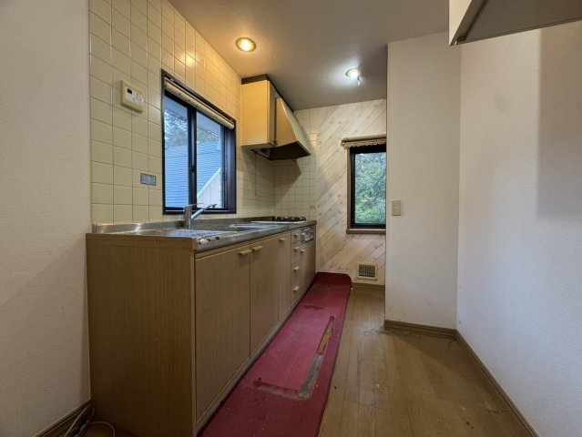 木漏れ日に包まれる白い別荘 ～吹き抜けと緑の庭で過ごす休日♪ 那須町高久乙のキッチン