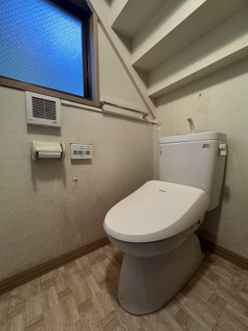 木漏れ日に包まれる白い別荘 ～吹き抜けと緑の庭で過ごす休日♪ 那須町高久乙のトイレ