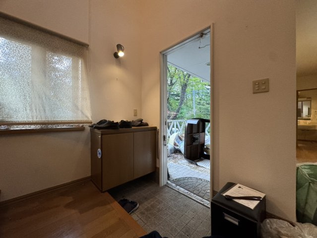 木漏れ日に包まれる白い別荘 ～吹き抜けと緑の庭で過ごす休日♪ 那須町高久乙の玄関