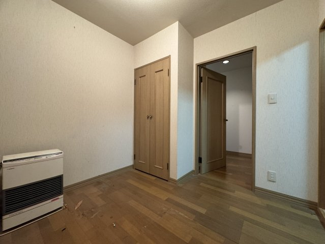 木漏れ日に包まれる白い別荘 ～吹き抜けと緑の庭で過ごす休日♪ 那須町高久乙の洋室