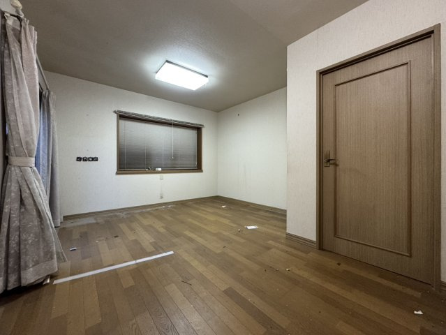 木漏れ日に包まれる白い別荘 ～吹き抜けと緑の庭で過ごす休日♪ 那須町高久乙の洋室