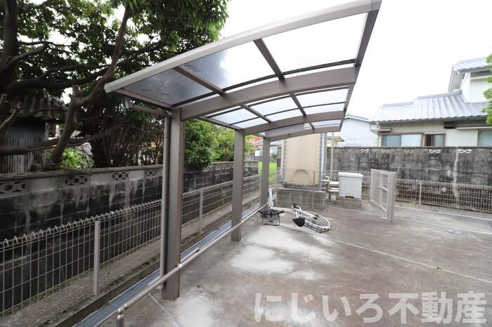 シャンデリアの駐車場