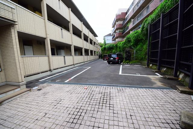 イリヴェール東ヶ丘の駐車場