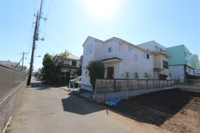 【Heartfull Town】国分寺市東戸倉２丁目16番の外観|敷地内にはカースペースを2台分完備しており、
複数台お持ちのご家庭や来客時にも安心です