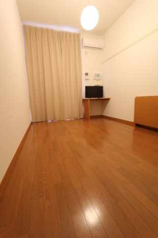 レオパレス三ツ沢上町の洋室|※１階のみフローリングとなります