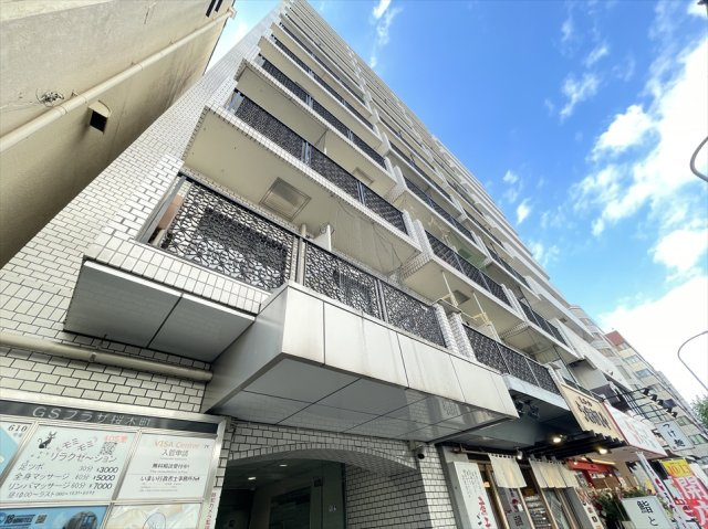 【外観】 | GSプラザ桜木町駅前　(志木本店) | 青空に映える、すっきりとした白系タイルの外観。縦に伸びる建物のフォルムが印象的で、駅前エリアならではの利便性も魅力です。