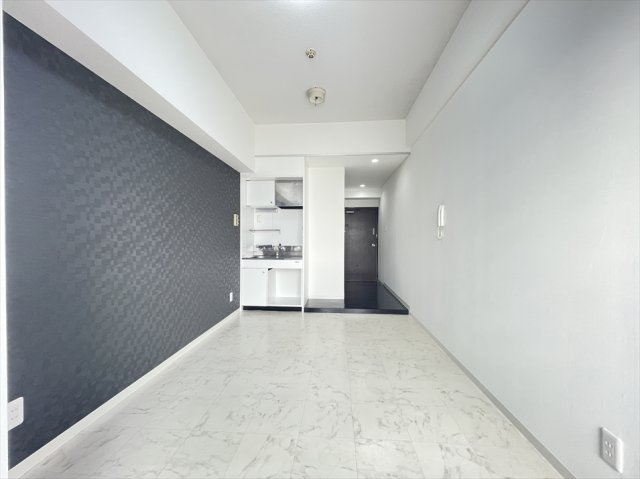 【洋室】 | GSプラザ桜木町駅前　(志木本店) | 大理石調のフロアとダークカラーのアクセントクロスが印象的な室内。モノトーンでまとめられた、スタイリッシュな空間です。