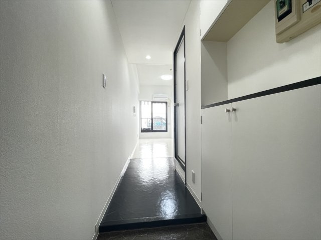 【玄関】 | GSプラザ桜木町駅前　(志木本店) | 玄関には収納を備え、靴や外出時に使う小物などの整理に便利。玄関から居室へと続くシンプルな動線で、すっきりとした空間が広がります。