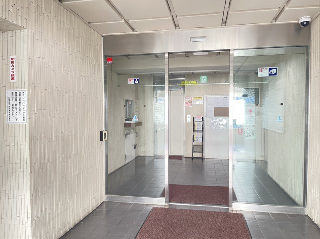 【エントランス】 | GSプラザ桜木町駅前　(志木本店) | 防犯カメラ付きのエントランス。