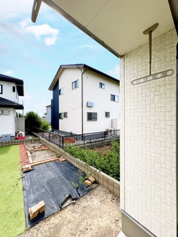 伊勢崎市戸谷塚町　中古住宅の前面道路含む現地写真