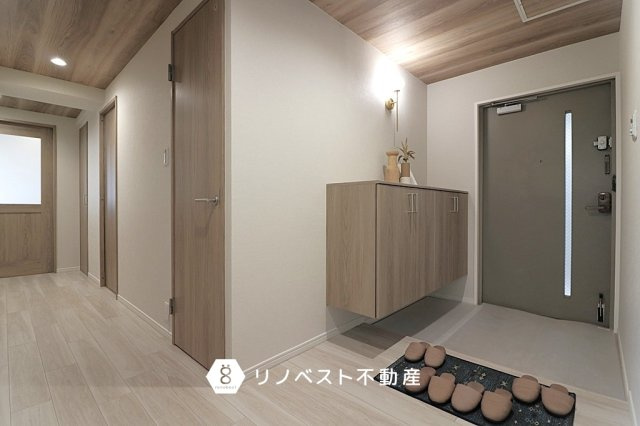 グランドメゾン小阪の玄関|シューズボックス付きの広々とした玄関◎
玄関ポーチもあり、プライバシーがしっかり守られます◎