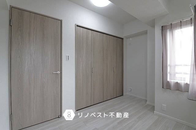グランドメゾン小阪の洋室|約5帖の洋室は、洋服収納にピッタリのクローゼット付き◎
子供部屋におすすめです♪