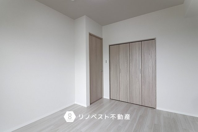 グランドメゾン小阪の洋室|約5.6帖の洋室♪窓が大きく開放的！
ご夫婦のお部屋にもピッタリです◎