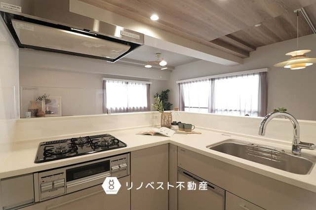 グランドメゾン小阪のキッチン|食洗機付きのシステムキッチン♪
L字型だから作業効率もアップ！