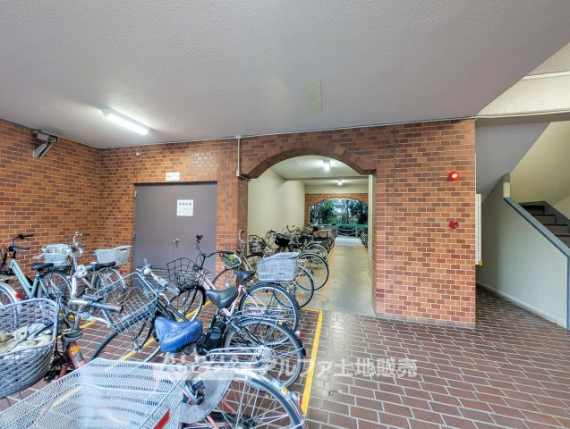 昭島つつじヶ丘ハイツの駐輪場|【Bicycle Parking】◆自転車のある暮らしに◆通勤や通学、近隣への買い物などに便利な駐輪スペース。日常の移動手段として自転車を活用するご家庭にも嬉しい設備です。