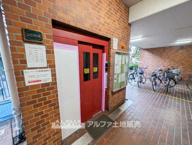 昭島つつじヶ丘ハイツのその他共用部分|【Easy Access】◆移動を快適にするエレベーター◆階段を使わずに上下階を移動できる便利な設備。重い荷物を運ぶ際にも役立ち、日々の移動をスムーズにします。