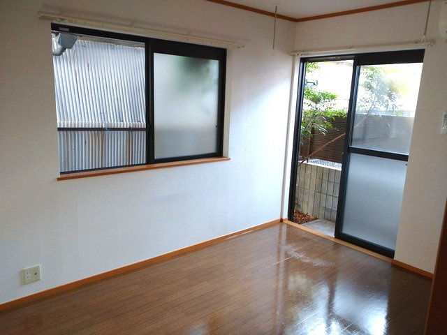 メゾン若宮の居間・リビング|★明るい２面採光のお部屋です★