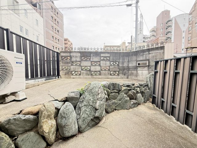 神戸市中央区下山手通８丁目のアパートの庭