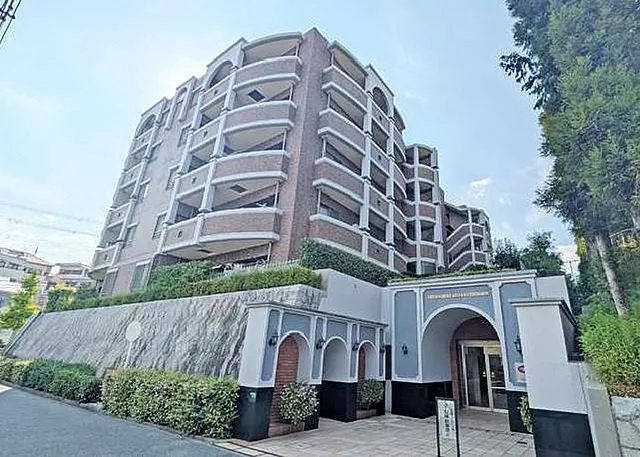 芦屋市朝日ケ丘町の賃貸マンションの外観