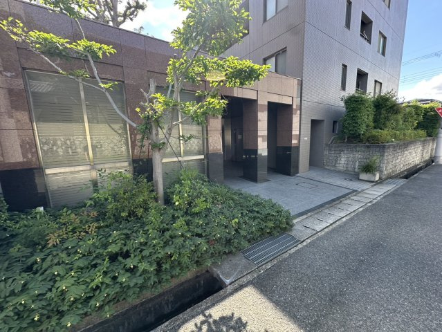 西宮市甲子園口２丁目の賃貸マンションのエントランス