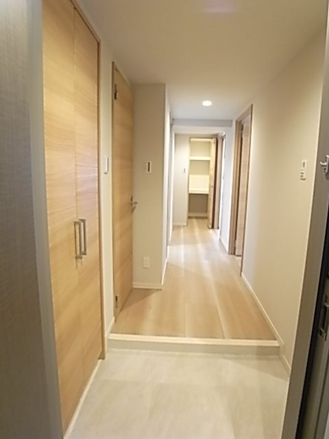 神戸市中央区海岸通２丁目の賃貸マンションの玄関