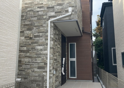 【外観】 | 鶴川新築戸建 | 町田市鶴川5丁目の開発分譲地に位置する新築戸建てです。全6区画の美しい街並みの中に佇み、ゆとりのある平坦地で日当たり通風ともに良好。周辺は緑豊かな閑静な住宅街でファミリー層に最適な住環境です。