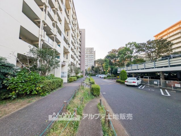 昭島つつじが丘ハイツ 5号棟の外観|【Sunny Residence】◆南向きの3LDK◆陽当たり良好と紹介される南向き住戸。新規内装リノベーションを予定した、専有面積71.14平米の住まいです。