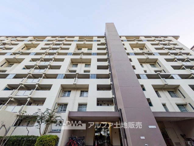 昭島つつじが丘ハイツ 5号棟の外観|【Family Residence】◆家族で暮らす3LDK◆約15.2帖のLDKと3つの洋室を備えた住まい。家族それぞれの生活空間を確保できる間取りです。