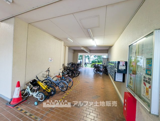 昭島つつじが丘ハイツ 5号棟のエントランス|【Welcome Home】◆毎日を迎えるエントランス◆住まいの入口となる共用スペース。外出時や帰宅時に利用する、マンションの顔となる場所です。