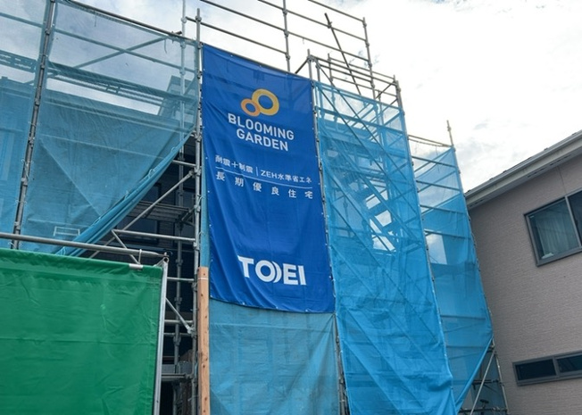 【バルコニー】 | 座間新築戸建 | バルコニーは、室外の専用スペースのうち、「屋根がなく開放された空間」であるものを指します。ベランダより広いタイプのものが多く、日当たりもよいため家庭菜園などを楽しみたい人にとって適した環境となります。