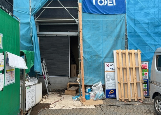 【玄関】 | 座間新築戸建 | 玄関は家の顔でもあり、家族以外の目にも止まる場所です。玄関は外との間を仕切る扉、靴などをしまっておく収納スペース、靴脱ぎのたたきスペース、来客とのやり取りをするドアホンなど複数のアイテムからなります。