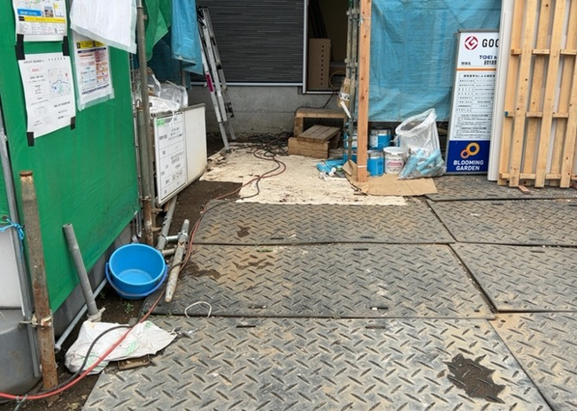 【構造・工法・仕様】 | 座間新築戸建 | ベタ基礎とは、柱の位置に関係なく全体に基礎がある事を指し、面積が大きい分建物の重さを全体に分散できます。また、地面からの湿気や害虫を遮断でき、木造住宅で心配されるシロアリ被害を防ぐ効果も期待できます。